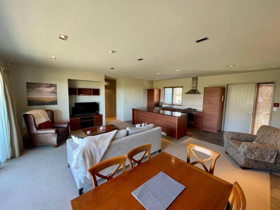 Terrace Downs 2 Bedroom Apartment Windwhistle Exterior photo